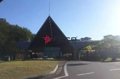 Terreno declive com 1175m² no condomínio reserva do paratehy sul