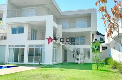 Casa em condomínio com 4 suítes, piscina e jardim no urbanova