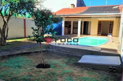 Excelente casa no jardim terras de são joão / 04 dormitórios sendo 03 suítes / piscina aquecida / área gourmet / 408 m² de terreno / 180 m² de área construída / jacareí