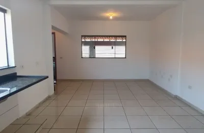 Casa 3 dormitórios, sendo 2 suítes, garagem coberta, 4 minutos do centro