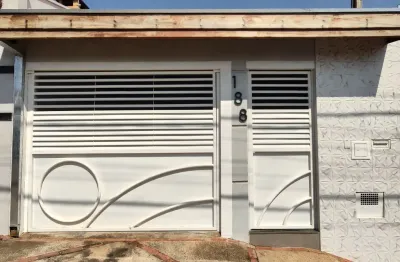 Casa 3 dormitórios, sendo 2 suítes, garagem coberta, 4 minutos do centro