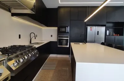 Sauna úmida, cozinha com eletros de linha profissional, 3 vagas cobertas