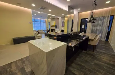 Apartamento mobiliado, iluminado e silencioso (voltado para os fundos), com 2 dormitórios (sendo 1 suíte), 2 banheiros, área de serviço e terraço com