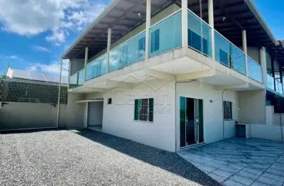 Sobrado para venda com 03 dormitórios, 80m da praia, bairro meia praia em navegantes!