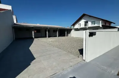 Casa 03 dormitórios sendo 01 suíte, 250m da praia, r$950.000,00, centro, navegantes/sc!