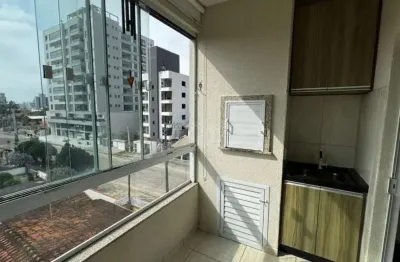 Apartamento mobiliado com 03 sacadas, r$490.000,00, 02 dormitórios sendo 01 suite no bairro gravatá, navegantes/sc