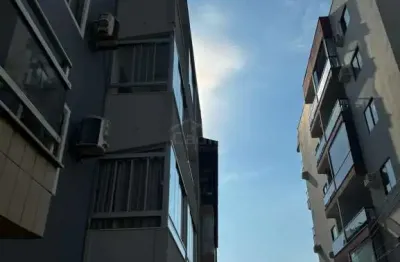 Apartamento mobiliado, 2 dormitórios, 50 metros do mar no bairro gravatá, navegantes/sc