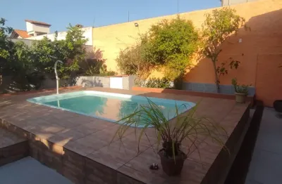 Casa linear com 3 quartos, 1suíte, 450m2, piscina, 4 vagas, área gourmet
