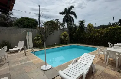 Venda casa linear 3 quartos, 1 suíte, 4 banheiros, 2 vagas, piscina, sauna, churrasqueira