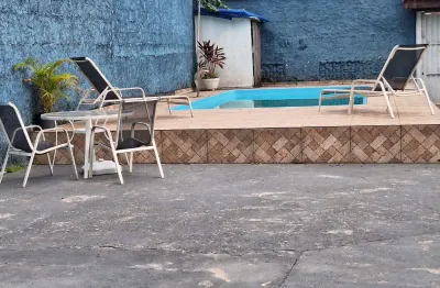 Casa com 2 dormitórios sendo 2 suítes e com piscina a 600m da praia