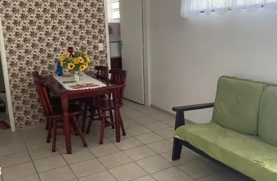 Vende-se apartamento com 2 dormitórios a 450 metros praia