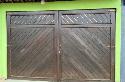 Vende se casa com 2 dormitórios mais uma edícula a 750 metros praia