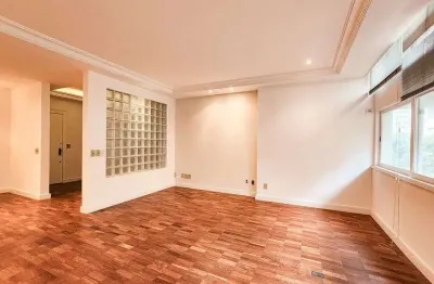 Viva o melhor de copacabana: amplo apartamento todo reformado com 3 qts + vaga
