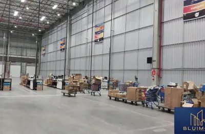 Galpão com pé direiro elevado na marginal da br 101