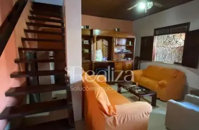 Casa com dois pavimentos e garagem, à venda no bairro hernane sá, na zona sul de ilheus,  próximo a
