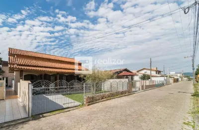 Casa com 3 quartos à venda no carianos, florianópolis  por r$ 2.200.000