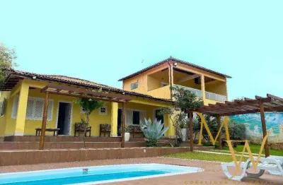 Casa de alto - um refúgio privativo com 3 residências e muito verde.