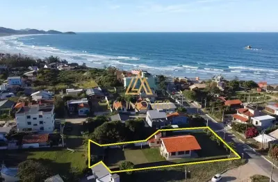 Ótima casa localizada a poucos metros da praia da ribanceira.