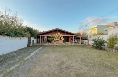 Casa com amplo lote, a 225 metros da praia da ribanceira.