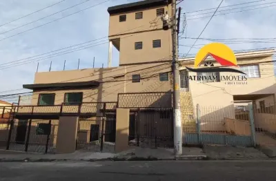 Prédio comercial com 4 pavimentos, amplas salas, banheiros em todos os andares, além de elevador atendendo três pavimentos.
