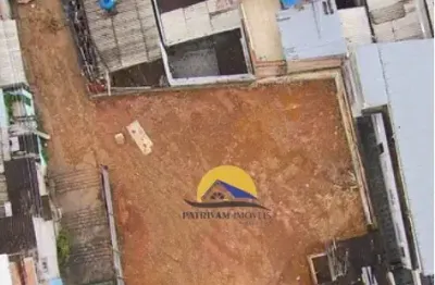 Terreno de esquina, em rua tranquila, totalmente murado e limpo.