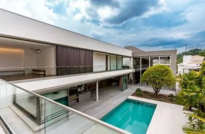 Oportunidade única: casa semi-nova no condomínio residencial tamboré 2, com piscina e portaria 24h!