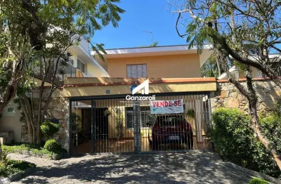 Casa a venda em rua tranquila e segura na região do brooklin, 240m²,  3 dormitórios, 1 suíte, 3 vagas.