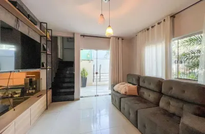 Sobrado à venda com 1 suíte, churrasqueira coberta e excelente acabamento