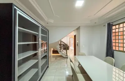 Casa à venda com 3 dormitórios, quintal amplo e excelente localização próxima ao Parque do Ingá