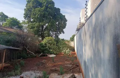 Terreno à venda com 300 m2 e 7,5 metros de frente em região privilegiada