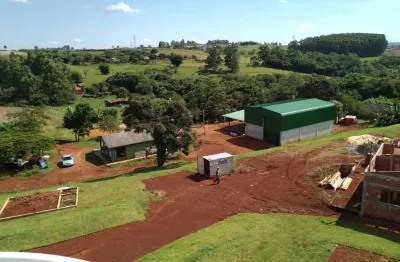 Chácara à venda com barracão, casas e quiosque completo – excelente acesso