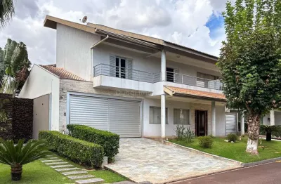 Casa de alto padrão à venda em condomínio fechado com 4 suítes