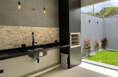 Casa à venda, 3 quartos sendo uma suite com janelas automatizadas  com churrasqueira