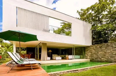 Casa com arquitetura contemporânea e lazer completo na praia da baleia – à venda
