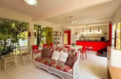 Casa exclusiva com natureza e lazer na praia de barra do una