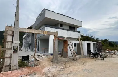 Sobrado geminado de 03 dormitórios em condomínio fechado, antônio carlos - sc