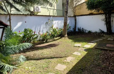 Casa linear com quintal-condominio fechado-vargem pequena