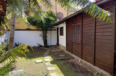 Casa linear com quintal-condominio fechado-vargem pequena