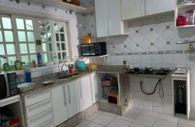 Casa duplex -4 qtos-armarios- localizacao privilegiada .vargem pequena