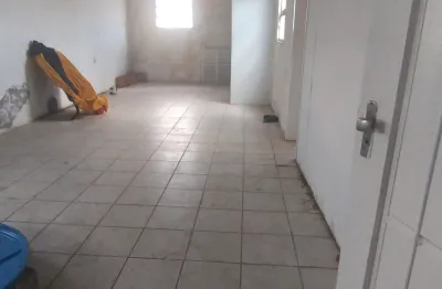 Casa gigante no pau miúdo, com uma cobertura espetacular, carro na porta.