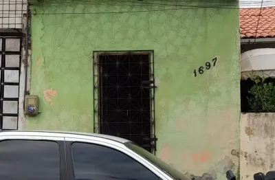 Vendo casa na rua eusébio de queiroz, no bairro montese