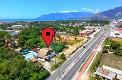 Grande ponto comercial na rodovia, com grande estacionamento e espaço interno