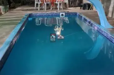 Chácara de 8 mil m². repleta de árvores frutíferas e com piscina e churrasqueira.