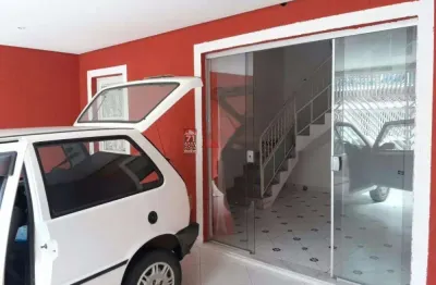 Sobrado espaçoso com 4 dormitórios, 2 suítes e varanda gourmet com vidro!