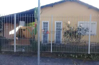 Casa de esquina com 2 dormitórios e edícula - excelente localização