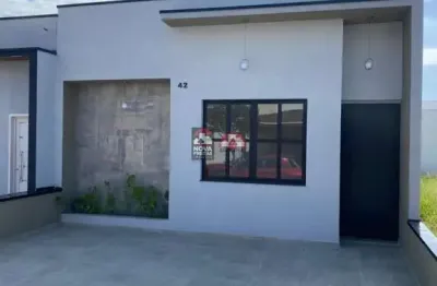 Casa em condomínio fechado com 3 dormitórios e piscina!