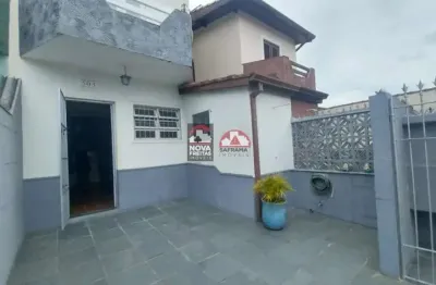 Sobrado em condomínio bairro aruan com 2 dormitórios, 2 wcs e espaço privativo