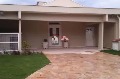 Casa com três dormitórios sendo com piscina, areá gourmet