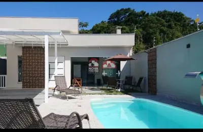 Vendo excelente casa próximo a praia com linda piscina e 3 dormitórios!!!