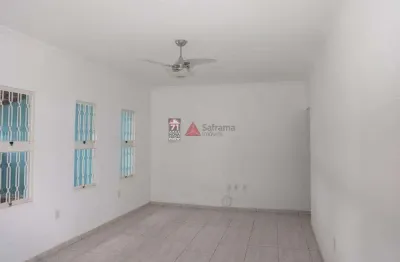 Ampla residência para locação com 3 dormitórios e 3 vagas de garagem